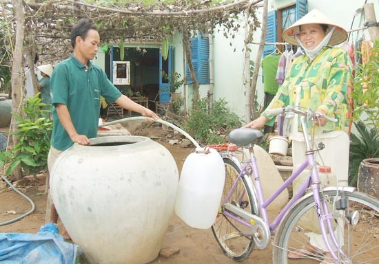 Inhabitants in BInh Dai District in Ben Tre Province buy fresh water for cooking and daily activities (Photo : SGGP)