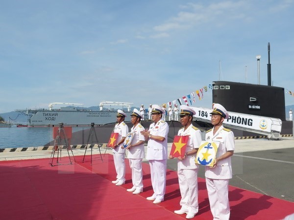 Flag raising at Cam Ranh Port (Photo: VNA)