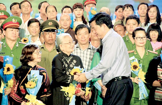 Secretary of the Ho Chi Minh City Party Committee Dinh La Thang congratulates typical examples. (Photo: Sggp)