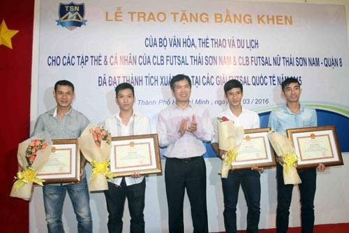 Players of Thai Son Nam Club recieve certificate from Ministry of Culture, Sports and Tourism.