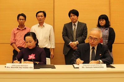 Japanese Consul General Nakajima Satoshi and Ms. Nguyen Thi Thanh Yen chairwoman of the southern province of Dong Nai’s Dinh Quan District People’ Committee sign an agreement on non-refundable aid (Photo: Courtesy of Japanese Consulate General)