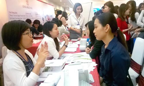 Recruiters interview candidates at the employment exchange floor. (Photo: SGGP)