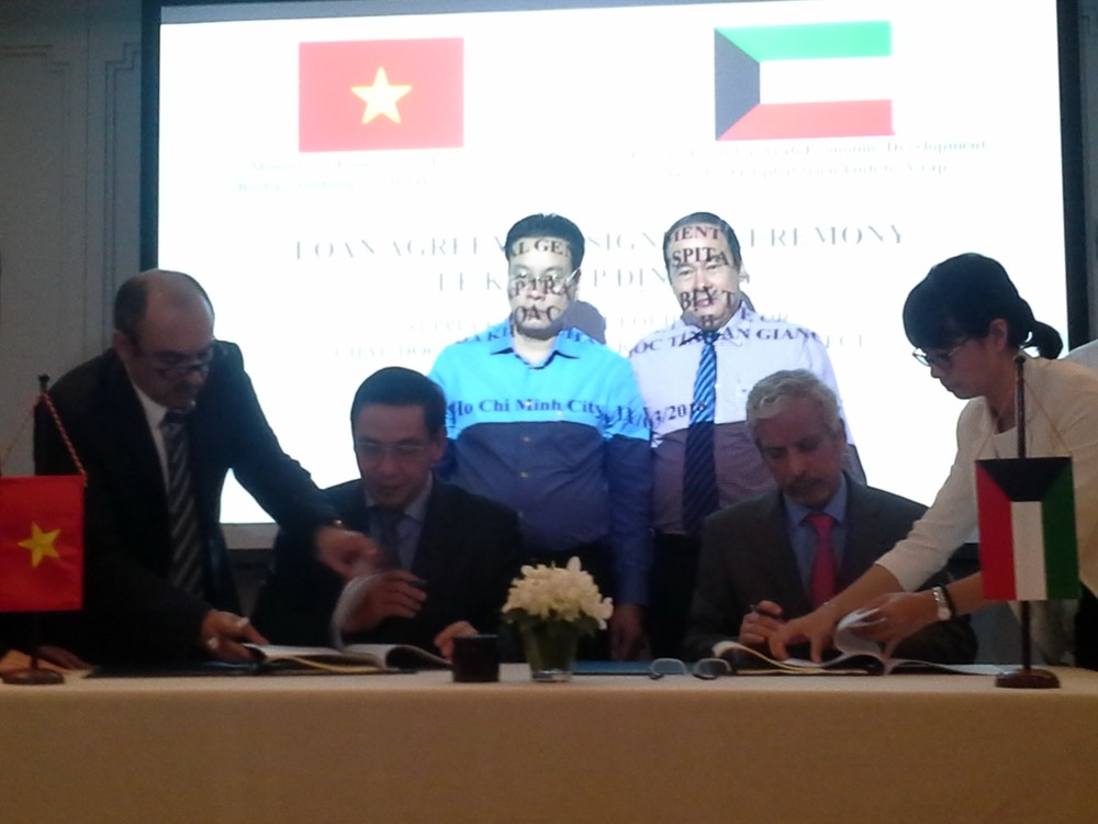 Deputy Director General of the Kuwait Fund Hesham Al-Wagayan and Deputy Minister of Finance Truong Chi Trung sign the loan agreement