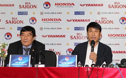 Coach Nguyen Huu Thang (R) talks to journalists during press in Ha Noi to introduce his squad who will train for the WC qualifier later this month.