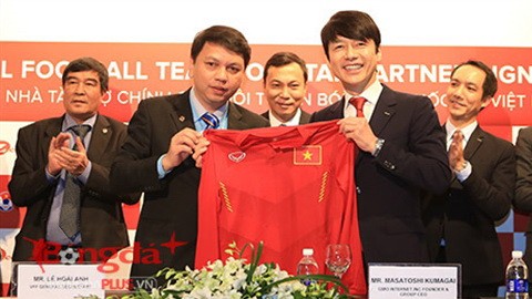 Main sponsor: President of GMO Internet, Mastoshi Kumagai (right), receives a Việt Nam national football team jersey after his group becomes the main sponsor of the team. Photo tinthethao247.org