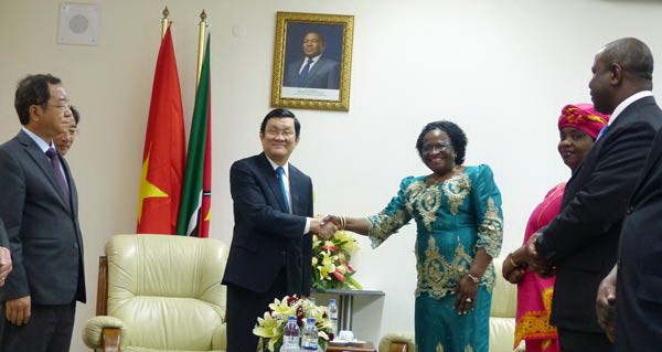 Vietnamese President meets Mozanbique National Assembly Chairwoman Veronica Macamo. Vietnamese delegation lays wreath at Mozambique Heroes Monument. At Ho Chi Minh Boulevard in Maputo Capital. People in the Republic of Mozambique welcome Vietnamese President and his delegation.