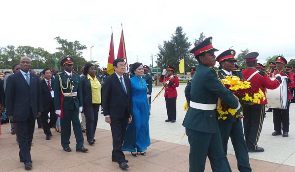 Vietnamese delegation lays wreath at Mozambique Heroes Monument. At Ho Chi Minh Boulevard in Maputo Capital. People in the Republic of Mozambique welcome Vietnamese President and his delegation.