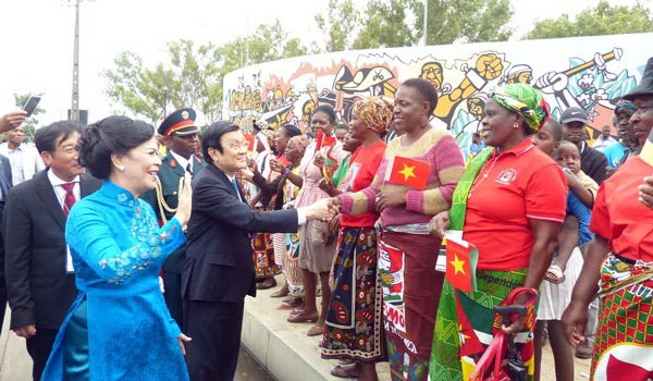 People in the Republic of Mozambique welcome Vietnamese President and his delegation.