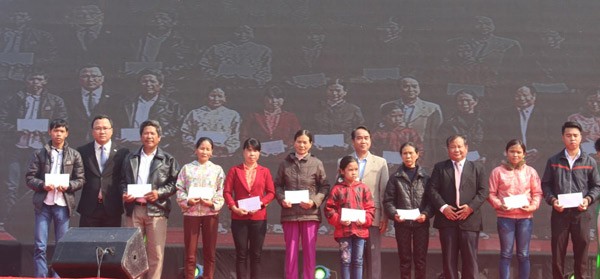 Families of traffic accident victims receive presents at the program on March 13 (Photo: SGGP)