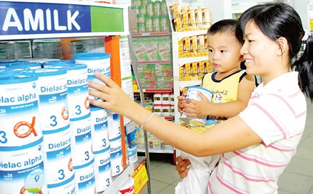Milk price ceiling will expire this yearend (Photo: SGGP)