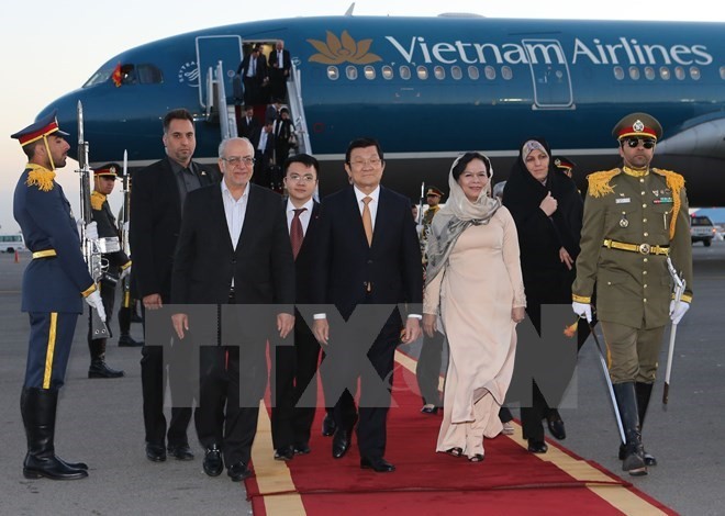 President Truong Tan Sang (centre) arrives at Mehrabad International Airport (Photo: VNA)
