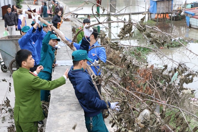 Youth and volunteers clean the environment during “Volunteer Saturday” campaign on Saturday. — Photo thanhnien.com.vn