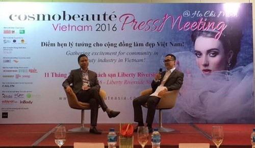 CP Saw (R), founder of Cosmobeaute, said Cosmobeaute Vietnam 2016 promises to create the most effective platform for the beauty industry in the region (Source: VNA)