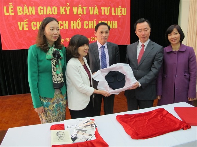 Not just knick-knacks: Việt Nam’s Ministry of Foreign Affairs in Hà Nội organised a ceremony yesterday to hand over mementos to the museum.