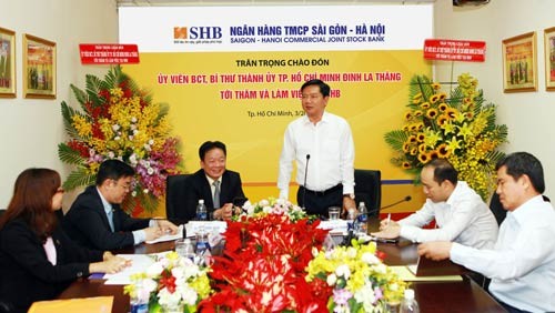 Secretary Dinh La Thang works with SHB in HCMC on March 17 (Photo: SGGP)