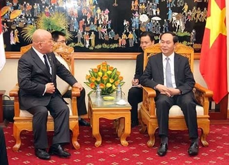 Minister of Public Security General Tran Dai Quang (R) and Senior Adviser to Japanese Prime Minister Shinzo Abe, Isao Iijima (Source: cand.com.vn)