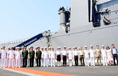 RSS Endurance navy ship of the Republic of Singapore docks at Cam Ranh port. (Photo:SGGP)