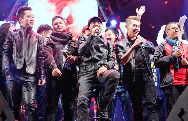 Rocker Tran Lap (central) and his friends in the "Fire lighting hands" concert He performs in the "Fire lighting hands" concert