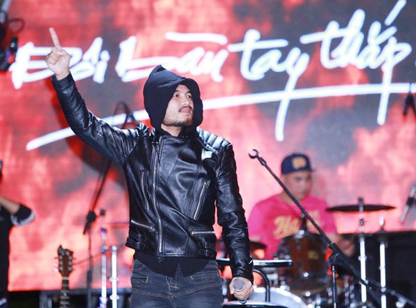 He performs in the "Fire lighting hands" concert