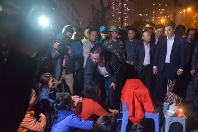Secretary of the Hanoi Party Committee Hoang Trung Hai visits victims’ families (Photo: SGGP)