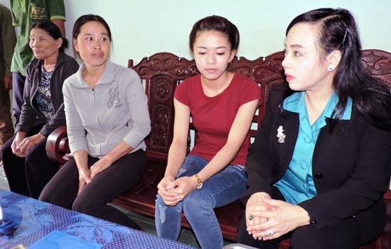 Ms Tien (1st, R) visits the family of schoolgirl Ha Vi who lost a leg due to doctors' negligence (Photo: SGGP)