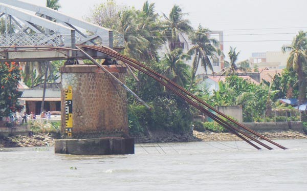 Ghenh Bridge has collapsed after a crash by a barge, disrupting North South railway between Dong Nai and HCMC (Photo: SGGP)