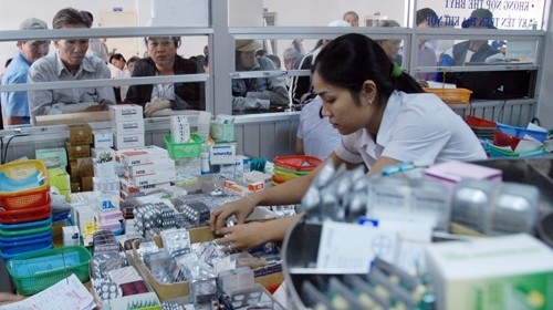 Patients receive medicines at a hospital. The health ministry has instructed hospitals nationwide to use antibiotics with more restraint in a bid to prevent growing resistance to the drugs.— Photo baodansinh.vn