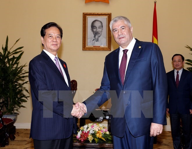 Prime Minister Nguyen Tan Dung (L) receives Russian Interior Minister Vladimir Kolokoltsev (Photo: VNA)