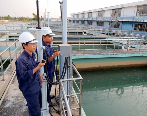 Experts measure salinity at Tan Hiep water plant (Photo: SGGP)