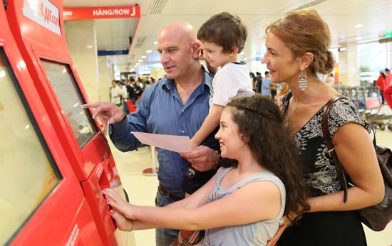 Foreign clients enjoy Vietjet's promotional program