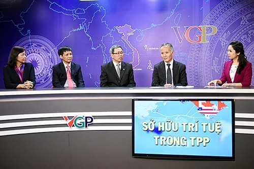 Participants at the talk show on "TPP's intellectual property regulations" held by the Government's Portal on March 23 in Hanoi.
