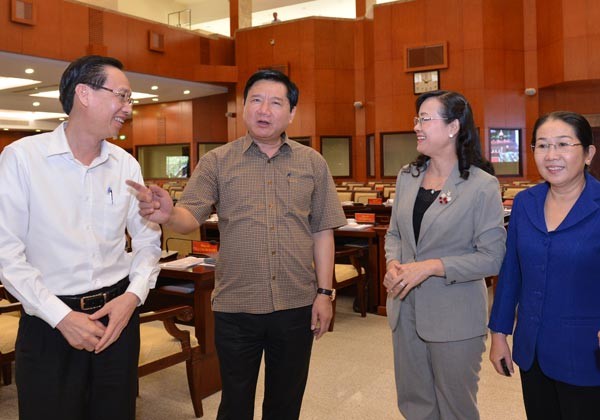 HCMC Party Committee Secretary Dinh La Thang (2nd, L) talks to other city leaders at the conference (Photo: SGGP)
