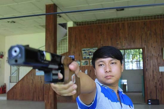 Gunner Bui Hong Phong brings a gold medal for HCMC team. (Photo: SGGP)