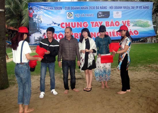 Members give haversacks to tourists