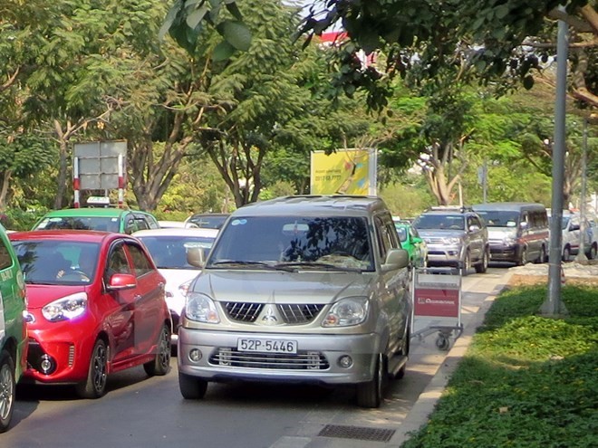 Cars line up on a road to HCM City's Tan Son Nhat International Airport (Photo: VNA)
