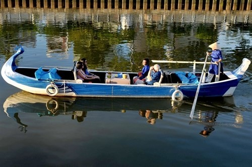 Foreign visitors go sightseeing at the Nhieu Loc-Thi Nghe Canal by boat in HCM City. (Photo: VNA)