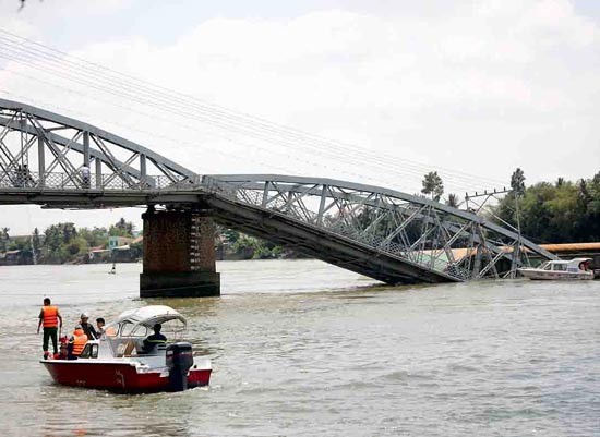 Ghenh Bridge has collapsed into Dong Nai river, disrupting the North South Railway’s stretch from Dong Nai to HCMC (Photo: SGGP)