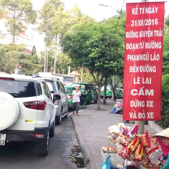 Đậu xe ngay dưới thông báo cấm