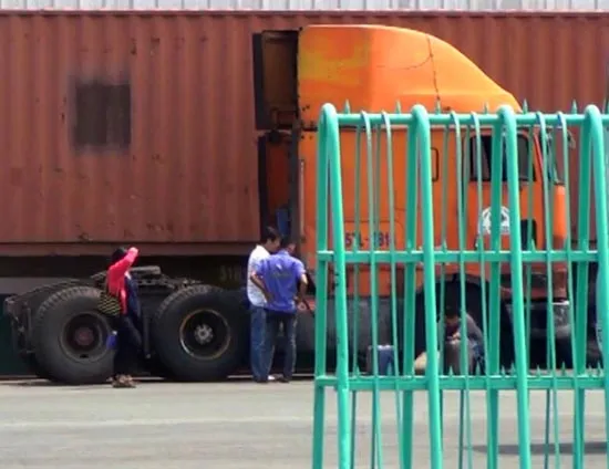 Lùi xe đầu kéo, cán chết bảo vệ công ty