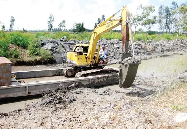 Gồng mình vượt qua hạn, mặn