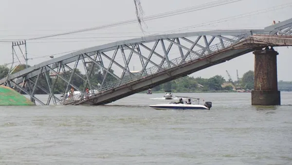 Sập cầu Ghềnh, đường sắt Bắc - Nam gián đoạn ảnh 10