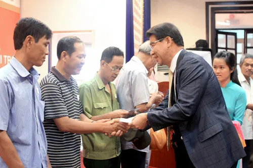 Hanwha Life Việt Nam tặng thẻ bảo hiểm và nhà tình thương cho người nghèo