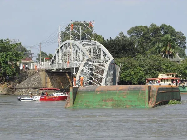 Sập cầu Ghềnh, đường sắt Bắc - Nam gián đoạn ảnh 5