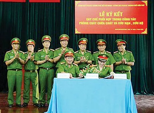 Cảnh sát PC&CC TPHCM và Cảnh sát PC&CC TP Cần Thơ ký quy chế phối hợp