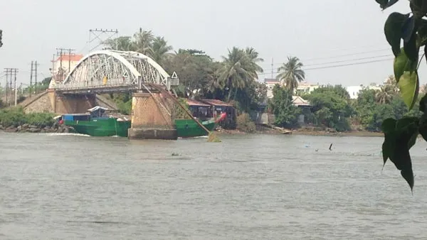 Sáng nay thông luồng cho tàu dưới 400 tấn chạy qua cầu Ghềnh