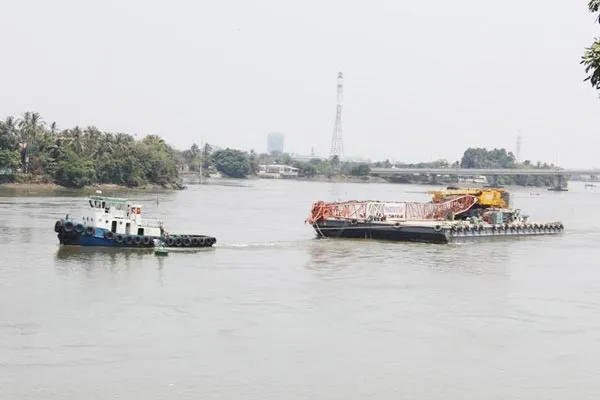 Người nhái đang neo móc cầu Ghềnh để trục vớt