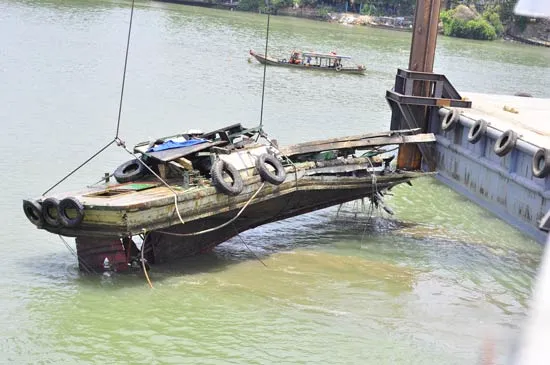 Đã vớt được đầu máy đẩy sà lan tông sập cầu Ghềnh