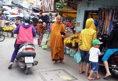 Lật tẩy nhóm sư giả khất thực