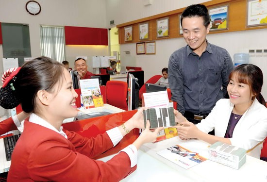 A bank in HCMC reported that 60 percent of its due US dollar deposits have been changed into the Vietnamese dong (Photo: SGGP)