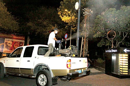 Medical workers spray chemicals to kill mosquito in Viettrovietnam building (Photo: SGGP)